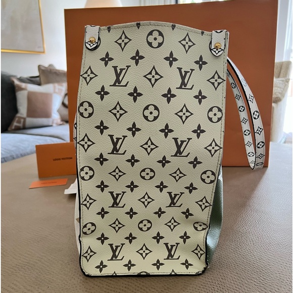 Louis Vuitton Onthego GM Giant Monogram tote bag, green/white/tan - Picture 3 of 15